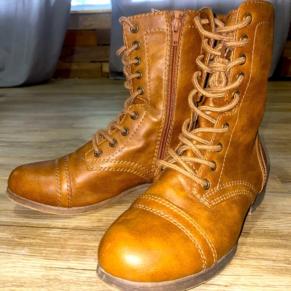 Combat boots